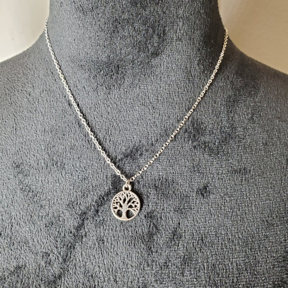 NWT Silver Tone Round Pendant Tree of Life Necklace - Picture 15 of 16